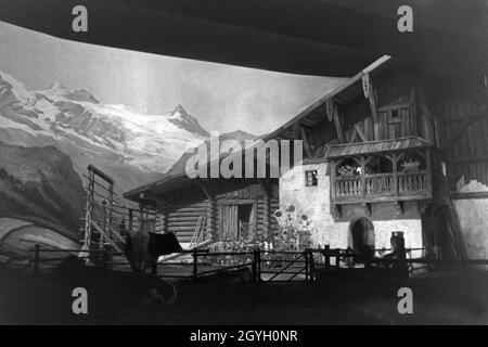 Ein großer Messestand - wohl Österreich oder Bayern - auf der Landwirtschafts- und Ernährungsausstellung "Grüne Woche" di Berlino, Deutschland 1930er Jahre. Grande stand - ovviamente in Austria o in Baviera - ad agricolo e nutrizione fiere 'Gruene Woche' a Berlino, Germania 1930s. Foto Stock