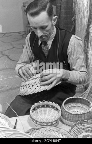 Auf der Landwirtschafts- und Ernährungsausstellung "Grüne Woche" di Berlino zeigt ein Korbmacher sein können, Deutschland 1930er Jahre. Presso la fiera agricola 'Gruene Woche' a Berlino un cestello maker mostra la sua arte, Germania 1930s. Foto Stock