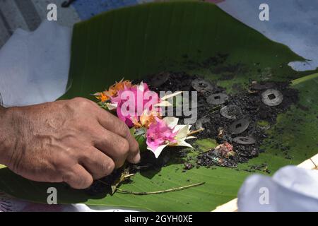 Palu, Sulawesi Centrale, Indonesia. 8 Ott 2021. Gli indù seguono la processione della cerimonia ngaben ngedet o la cremazione di massa al Tempio di Prajapati, Palu City, Sulawesi Centrale. Questo rituale include 36 sawos o corpi purificati, tra cui le vittime di Covid-19 che sono state precedentemente bruciate e sepolte per essere resuscitate in modo che i loro spiriti possono essere ben accolti in presenza di Ida Sang Hyang Widhi Wasa Credit: ADI Pranata/ZUMA Wire/Alamy Live News Foto Stock