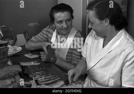 Tägliche Arbeiten im NSV Lehrlingsheim a Berlino Charlottenburg, Deutschland 1930er Jahre. Attività quotidiane in una sede apprendista dell'organizzazione NSV a Berlino Charlottenburg, Germania anni trenta. Foto Stock