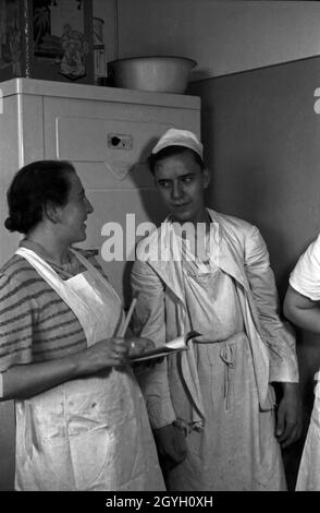 Tägliche Arbeiten im NSV Lehrlingsheim a Berlino Charlottenburg, Deutschland 1930er Jahre. Attività quotidiane in una sede apprendista dell'organizzazione NSV a Berlino Charlottenburg, Germania anni trenta. Foto Stock