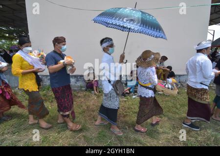 Palu, Sulawesi Centrale, Indonesia. 8 Ott 2021. Gli indù seguono la processione della cerimonia ngaben ngedet o la cremazione di massa al Tempio di Prajapati, Palu City, Sulawesi Centrale. Questo rituale include 36 sawos o corpi purificati, tra cui le vittime di Covid-19 che sono state precedentemente bruciate e sepolte per essere resuscitate in modo che i loro spiriti possono essere ben accolti in presenza di Ida Sang Hyang Widhi Wasa Credit: ADI Pranata/ZUMA Wire/Alamy Live News Foto Stock