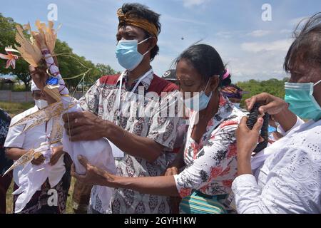 Palu, Sulawesi Centrale, Indonesia. 8 Ott 2021. Gli indù seguono la processione della cerimonia ngaben ngedet o la cremazione di massa al Tempio di Prajapati, Palu City, Sulawesi Centrale. Questo rituale include 36 sawos o corpi purificati, tra cui le vittime di Covid-19 che sono state precedentemente bruciate e sepolte per essere resuscitate in modo che i loro spiriti possono essere ben accolti in presenza di Ida Sang Hyang Widhi Wasa Credit: ADI Pranata/ZUMA Wire/Alamy Live News Foto Stock