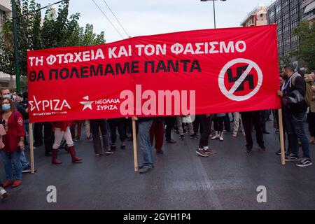 Atene, Grecia. 8 Ott 2021. i manifestanti marciano gridando slogan contro l'estrema destra e il neo nazista. Migliaia di persone sono scese in strada il giorno di un anno fa, il 7 ottobre 2020, i tribunali hanno stabilito che il partito greco neo nazista Golden Dawn stava gestendo un'organizzazione criminale. (Credit Image: © Nikolas Georgiou/ZUMA Press Wire) Foto Stock