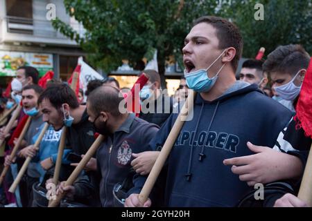 Atene, Grecia. 8 Ott 2021. i manifestanti marciano gridando slogan contro l'estrema destra e il neo nazista. Migliaia di persone sono scese in strada il giorno di un anno fa, il 7 ottobre 2020, i tribunali hanno stabilito che il partito greco neo nazista Golden Dawn stava gestendo un'organizzazione criminale. (Credit Image: © Nikolas Georgiou/ZUMA Press Wire) Foto Stock