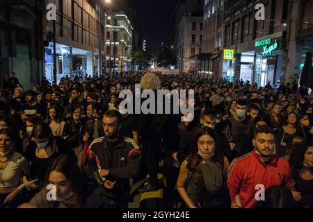 Atene, Grecia. 8 Ott 2021. i manifestanti marciano gridando slogan contro l'estrema destra e il neo nazista. Migliaia di persone sono scese in strada il giorno di un anno fa, il 7 ottobre 2020, i tribunali hanno stabilito che il partito greco neo nazista Golden Dawn stava gestendo un'organizzazione criminale. (Credit Image: © Nikolas Georgiou/ZUMA Press Wire) Foto Stock