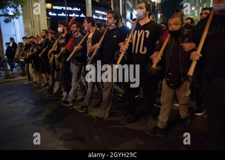 Atene, Grecia. 8 Ott 2021. i manifestanti marciano gridando slogan contro l'estrema destra e il neo nazista. Migliaia di persone sono scese in strada il giorno di un anno fa, il 7 ottobre 2020, i tribunali hanno stabilito che il partito greco neo nazista Golden Dawn stava gestendo un'organizzazione criminale. (Credit Image: © Nikolas Georgiou/ZUMA Press Wire) Foto Stock