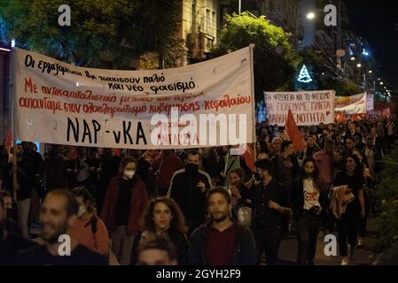 Atene, Grecia. 8 Ott 2021. i manifestanti marciano gridando slogan contro l'estrema destra e il neo nazista. Migliaia di persone sono scese in strada il giorno di un anno fa, il 7 ottobre 2020, i tribunali hanno stabilito che il partito greco neo nazista Golden Dawn stava gestendo un'organizzazione criminale. (Credit Image: © Nikolas Georgiou/ZUMA Press Wire) Foto Stock