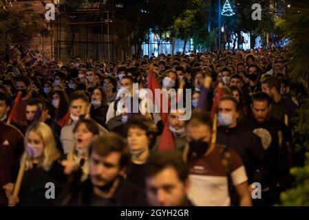 Atene, Grecia. 8 Ott 2021. i manifestanti marciano gridando slogan contro l'estrema destra e il neo nazista. Migliaia di persone sono scese in strada il giorno di un anno fa, il 7 ottobre 2020, i tribunali hanno stabilito che il partito greco neo nazista Golden Dawn stava gestendo un'organizzazione criminale. (Credit Image: © Nikolas Georgiou/ZUMA Press Wire) Foto Stock