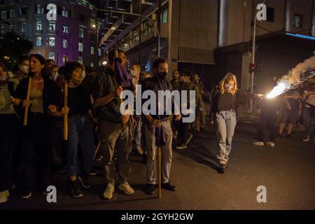 Atene, Grecia. 8 Ott 2021. i manifestanti marciano gridando slogan contro l'estrema destra e il neo nazista. Migliaia di persone sono scese in strada il giorno di un anno fa, il 7 ottobre 2020, i tribunali hanno stabilito che il partito greco neo nazista Golden Dawn stava gestendo un'organizzazione criminale. (Credit Image: © Nikolas Georgiou/ZUMA Press Wire) Foto Stock