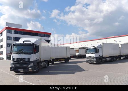 Camion che caricano ad un deposito di un'agenzia di spedizione - Trasporti e logistica nel commercio di merci Foto Stock