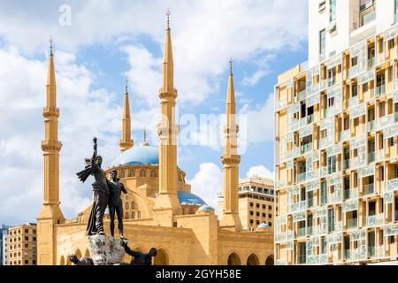 Statua della piazza dei martiri con la moschea di Mohammad al Amin, Beirut, Libano Foto Stock