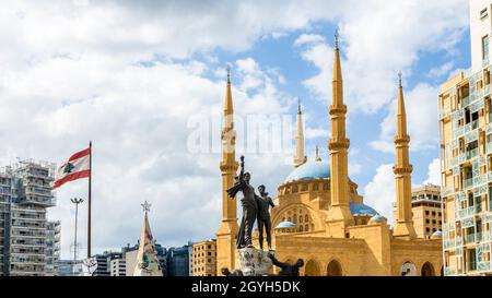 Antica statua storica nella piazza dei Martiri con moschea al-Amin e bandiera libanese, Beirut, Libano Foto Stock
