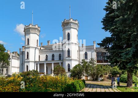 SHAROVKA, UCRAINA - 24 LUGLIO 2021: Questo è il palazzo della tenuta di Sharovka (19 ° secolo) in stile neogotico. Foto Stock