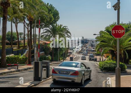 Puerto Portals, Spagna; ottobre 02 2021: Ingresso principale della località turistica di Puerto Portals sull'isola di Maiorca. Marina con yacht di lusso m Foto Stock