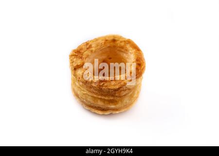 Tradizionale budino inglese dello Yorkshire isolato su sfondo bianco Foto Stock