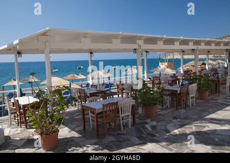 Passeggiata con ristoranti sulla spiaggia di Myrtos, Costa del Sud, Creta, Grecia, Europa Passeggiata con ristoranti sulla spiaggia di MYR Foto Stock