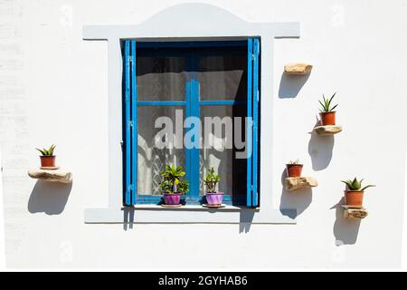 Windows facciata dettaglio di una casa greca tradizionale su Creta, Grecia, Europa Passeggiata con ristoranti sulla spiaggia di Myrtos, Sout Foto Stock