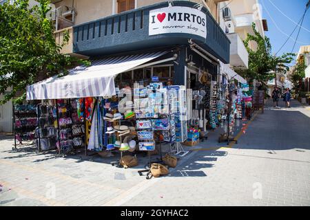 Souvenirshop, Myrtos, Creta, Grecia, Europa Passeggiata con ristoranti sulla spiaggia di Myrtos, Costa del Sud, Creta, Grecia, Europa Foto Stock