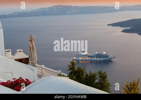 Ocean liner ancorato al largo di Fira, Firostefani, Santorini, Cicladi, Grecia, Europa Foto Stock