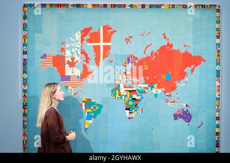 Il dipendente di una casa d'aste di Sotheby vede 'Mappa' di Alighiero Boetti, che si stima prelevi da £1.8 a £2.2 milioni come parte dell'asta d'arte contemporanea di Sotheby a Londra il 14 ottobre durante la settimana del London Frieze. Data foto: Giovedì 7 ottobre 2021. Foto Stock