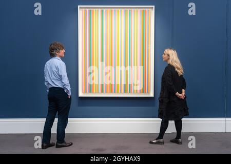 I dipendenti della Sotheby's Auction House visualizzano 'Red Return' di Bridget Riley, che si stima recuperi da 1 a 1.5 milioni di sterline come parte dell'asta di arte contemporanea di Sotheby a Londra il 14 ottobre durante la settimana di London Frieze. Data foto: Giovedì 7 ottobre 2021. Foto Stock