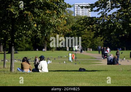 Londra, Inghilterra, Regno Unito. Kensington Gardens: Persone che si rilassano nel sole di ottobre, 2021 Foto Stock