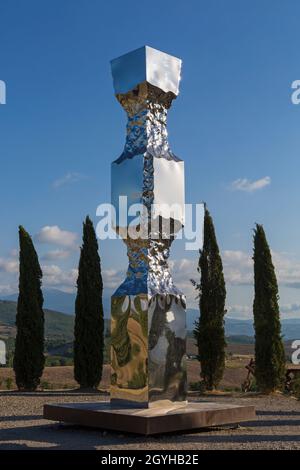 Colonna ionica di Helidon Xhixha tra i cipressi a i Cipressi di San Quirico d'Orcia, San Quirico d'Orcia, nei pressi di Pienza, Toscana, Italia nel mese di settembre Foto Stock