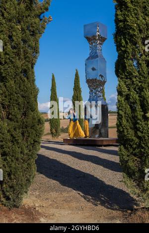 Colonna ionica di Helidon Xhixha tra i cipressi a i Cipressi di San Quirico d'Orcia, San Quirico d'Orcia, nei pressi di Pienza, Toscana, Italia nel mese di settembre Foto Stock