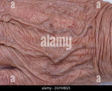 Mano dell'uomo anziano su sfondo bianco Foto Stock