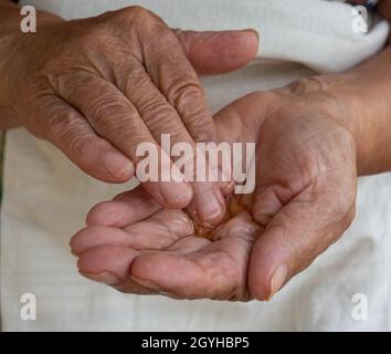 Mano dell'uomo anziano su sfondo bianco Foto Stock