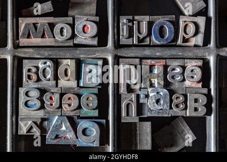 Stampa di tipografia, stampa di tipografia, lettere singole disposte per formare le parole. Il tipo di metallo era ideale per la stampa commerciale, una stampa tradizionale Foto Stock