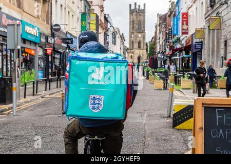 Pilota Deliveroo nel quartiere alimentare di Bold Street, Liverpool, Mersyeside, Regno Unito. Foto Stock