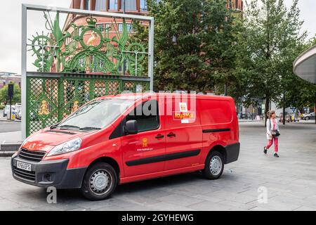Royal Mail consegna furgone nel centro della città, Liverpool, Merseyside, Regno Unito. Foto Stock