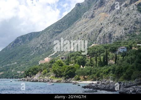 Grecia, isola di Corfù Montagne e mare al grazioso villaggio di Nissaki Vista d'aspetto paesaggistico con colline coperte di pino Foto Stock