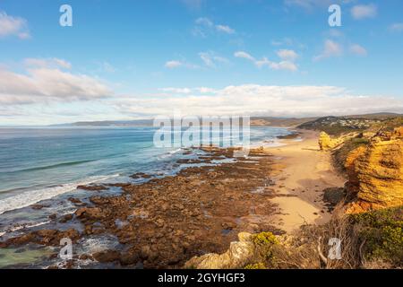 Nave-relitto costa e spiaggia sabbiosa sulla riserva costiera Lorne-Queenscliff a Aireys Inlet, Victoria, Australia. Foto Stock