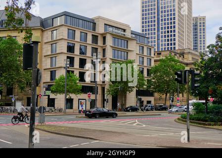 Francoforte sul meno, Germania. 08 ottobre 2021. Crédit agricole CIB von der Straße aus am 8. Oktober 2021 a Francoforte sul meno. * Credit agricole CIB Bank visto a Francoforte, Germania su Ocitober 8, 2021. (Foto di Alexander Pohl/Sipa USA) Credit: Sipa USA/Alamy Live News Foto Stock