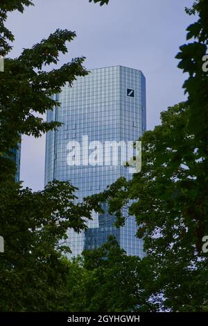Francoforte sul meno, Germania. 08 ottobre 2021. Deutsche Bank Zentrale am 8. Oktober 2021 a Francoforte sul meno. Im Fordergrund ist eine leere alle mit grünen Bäumen. * il quartier generale della Deutsche Bank l'8 ottobre 2021 a Francoforte, Germania, visto da un viale vuoto con alberi verdi. (Foto di Alexander Pohl/Sipa USA) Credit: Sipa USA/Alamy Live News Foto Stock