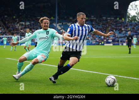 Foto del file datata 01-08-2021 di Sheffield Wednesday's Sam Hutchinson (a destra). Sam Hutchinson potrebbe essere in fila per tornare alla squadra di mercoledì di Sheffield prima del loro scontro contro Bolton. Data di emissione: Venerdì 8 ottobre 2021. Foto Stock