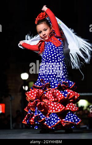 Bambina in costume tradizionale che esegue una danza di flamenco spagnola  sul palco Foto stock - Alamy