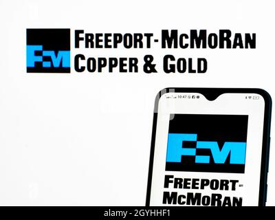 Ucraina. 08 ottobre 2021. In questa foto, il logo Freeport-McMoRan Copper & Gold Inc. È visualizzato su uno smartphone e sullo sfondo. (Foto di Igor Golovniov/SOPA Images/Sipa USA) Credit: Sipa USA/Alamy Live News Foto Stock