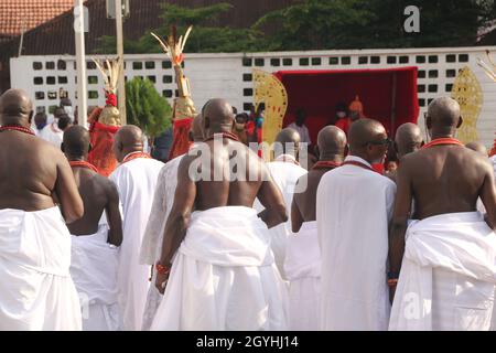 I leader tradizionali ballano con l'Oba del Regno del Benin, sua Maestà reale Omo N'Oba N'Edo Uku Akpolokpolo, Ewuare II, durante la cerimonia di Ugie Ododua a Benin City, Stato Edo, Nigeria. Foto Stock