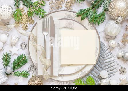 Tavolo festivo con ornamenti, rami di abete e vista dall'alto quadrata vuota. Mockup di Natale o di Capodanno carta di invito su bianco marbl Foto Stock