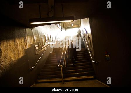 Le scale di entrata e di uscita per Canada Water Underground Station se London England UK Foto Stock