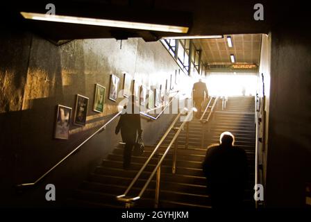 Le scale di entrata e di uscita per Canada Water Underground Station se London England UK Foto Stock