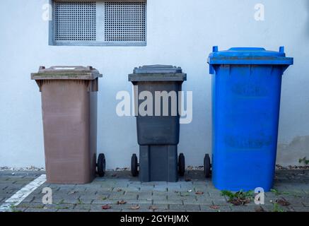 Bidoni di spazzatura in colori diversi Foto Stock