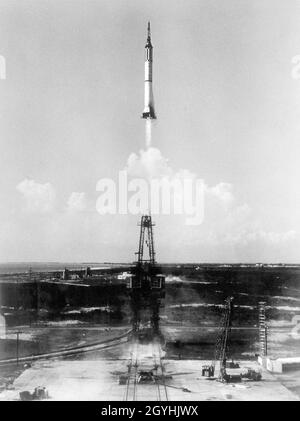 (5 maggio 1961) --- lancio del veicolo spaziale Mercury-Redstone 3 (MR-3) da Cape Canaveral in una missione suborbitale -- il primo volo spaziale americano con equipaggio. Foto Stock