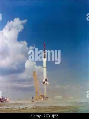 (31 gennaio 1961) --- il lancio della missione suborbitale Mercury-Redstone 2 (MR-2) da Cape Canaveral, Florida, il 31 gennaio 1961. A bordo della navicella spaziale era il?Ham?, un 37-libbra scimpanzee. Nonostante un fattore di accelerazione eccessiva, il volo è stato considerato un successo. Dopo il recupero Ham sembrava essere in buone condizioni fisiologiche, ma qualche volta più tardi quando è stato mostrato il veicolo spaziale Mercury era visivamente evidente che non aveva ulteriore interesse a cooperare con il programma di volo spaziale Foto Stock