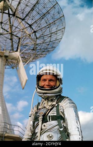 (Febbraio 1962) --- l'astronauta John H. Glenn Jr., indossando una tuta a pressione Mercury, è stato il pilota della missione Mercury-Atlas 6 (ma-6). Glenn fece il primo faro spaziale orbitale terrestre presidiato in America il 20 febbraio 1962. Questa foto è stata scattata a Cape Canaveral, Florida, durante le attività di formazione in preflight del ma-6 Foto Stock