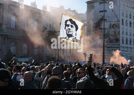 Marsiglia, Francia. 08 ottobre 2021. Atmosfera durante il funerale di Bernard Tapie alla Cattedrale del maggiore il 08 ottobre 202, a Marsiglia, Francia. Bernard Tapie è morto di cancro all'età di 78 anni. Photo by Patrick Aventurier/ABACAPRESS.COM Credit: Abaca Press/Alamy Live News Foto Stock